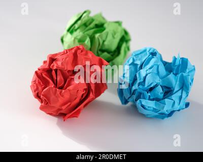 Boules de papier froissé colorées sur fond gris. Concept d'idée. Banque D'Images