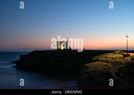 Un Castillo de las Coloradas illuminé ou Torre del Águila près de Playa Blanca, Lanzarote dans les îles Canaries silhoueté contre un beau coucher de soleil Banque D'Images