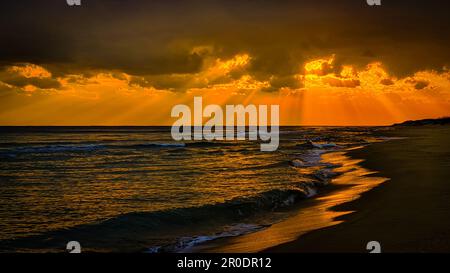 Coucher de soleil sur la plage - Salento, Italie Banque D'Images