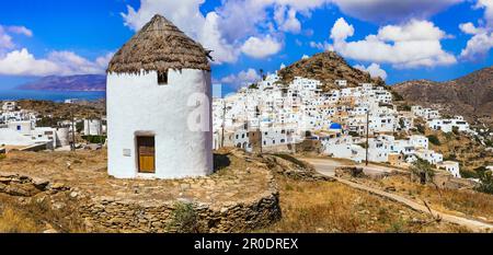 Voyage en Grèce, Cyclades. Pittoresque île d'iOS, vue sur le village pittoresque de Chora et les vieux moulins à vent Banque D'Images