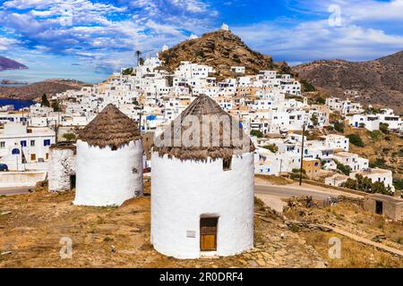 Voyage en Grèce, Cyclades. Pittoresque île d'iOS, vue sur le village pittoresque de Chora et les vieux moulins à vent Banque D'Images