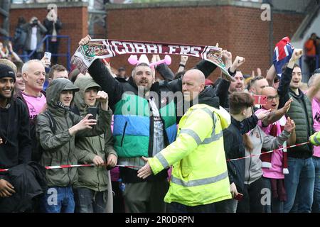 Birkenhead, Royaume-Uni. 08th mai 2023. Promotion Northampton Town Celebrate. EFL Skybet deuxième match de football, Tranmere Rovers / Northampton Town à Prenton Park, Birkenhead, Wirral, le lundi 8th mai 2023. Cette image ne peut être utilisée qu'à des fins éditoriales. Utilisation éditoriale uniquement, licence requise pour une utilisation commerciale. Aucune utilisation dans les Paris, les jeux ou les publications d'un seul club/ligue/joueur.pic par Chris Stading/Andrew Orchard sports Photography/Alamy Live News crédit: Andrew Orchard sports Photography/Alamy Live News Banque D'Images