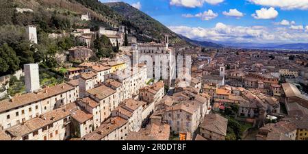 Grands monuments historiques italiens et meilleures destinations touristiques - impressionnant Gubbio en Ombrie. Vue panoramique sur la ville médiévale avec un drone aérien. Italie tr Banque D'Images