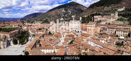 Vue panoramique sur la ville médiévale de Gubbio en Ombrie. L'Italie voyage .de grands monuments historiques italiens et les meilleures destinations touristiques Banque D'Images