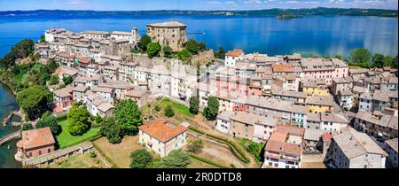 Lacs pittoresques d'Italie - belle Bolsena. Vue aérienne du village médiéval de Capodimonte. Province de Viterbo, région du Latium Banque D'Images