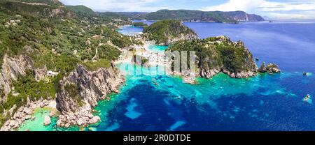 Île de Corfou. Vue aérienne de drone du village touristique et de la station balnéaire populaires et magnifiques de Paleokastrtsa, panorama de la plage d'Ampelaki. Grèce, île ionienne Banque D'Images