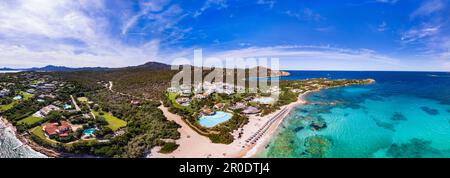Italie été holidyas . L'île de Sardegna - superbe côte d'émeraude (Costa Smeralda) avec de belles plages et stations balnéaires. Vue aérienne de la plage de Romazzino Banque D'Images