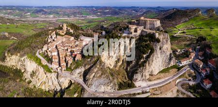 Superbes lieux uniques d'Italie. Région d'Emilie-Romagne. Vue aérienne de drone de l'impressionnant château médiéval de San Leo situé au sommet de la roche de grès Banque D'Images