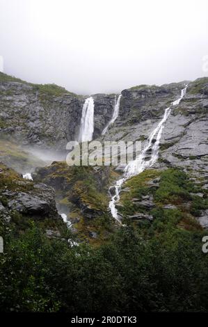 La chute de Krunefossen de 400 pieds - une chute d'eau d'une hauteur totale de 2000 pieds du fond du glacier à la vallée. Les chutes d'eau voisines peuvent également b Banque D'Images