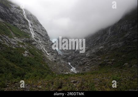 Glacier et cascades de Kjenndalsbreen. Banque D'Images