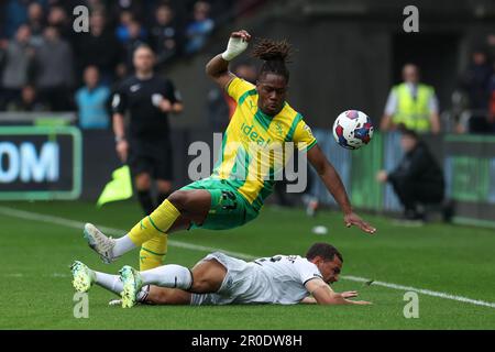 Swansea, Royaume-Uni. 08th mai 2023. Brandon Thomas-Asante de West Bromwich Albion tombe au-dessus de Joel Latibeaudière de Swansea. Match de championnat EFL Skybet, Swansea City v West Bromwich Albion au stade Swansea.com à Swansea, pays de Galles, le lundi 8th mai 2023. Cette image ne peut être utilisée qu'à des fins éditoriales. Utilisation éditoriale uniquement, licence requise pour une utilisation commerciale. Aucune utilisation dans les Paris, les jeux ou les publications d'un seul club/ligue/joueur. photo par Andrew Orchard/Andrew Orchard sports photographie/Alamy Live News crédit: Andrew Orchard sports photographie/Alamy Live News Banque D'Images