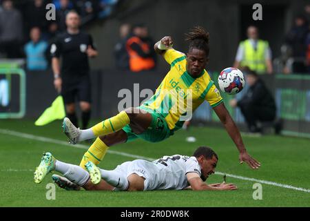 Swansea, Royaume-Uni. 08th mai 2023. Brandon Thomas-Asante de West Bromwich Albion tombe au-dessus de Joel Latibeaudière de Swansea. Match de championnat EFL Skybet, Swansea City v West Bromwich Albion au stade Swansea.com à Swansea, pays de Galles, le lundi 8th mai 2023. Cette image ne peut être utilisée qu'à des fins éditoriales. Utilisation éditoriale uniquement, licence requise pour une utilisation commerciale. Aucune utilisation dans les Paris, les jeux ou les publications d'un seul club/ligue/joueur. photo par Andrew Orchard/Andrew Orchard sports photographie/Alamy Live News crédit: Andrew Orchard sports photographie/Alamy Live News Banque D'Images