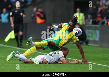 Swansea, Royaume-Uni. 08th mai 2023. Brandon Thomas-Asante de West Bromwich Albion tombe au-dessus de Joel Latibeaudière de Swansea. Match de championnat EFL Skybet, Swansea City v West Bromwich Albion au stade Swansea.com à Swansea, pays de Galles, le lundi 8th mai 2023. Cette image ne peut être utilisée qu'à des fins éditoriales. Utilisation éditoriale uniquement, licence requise pour une utilisation commerciale. Aucune utilisation dans les Paris, les jeux ou les publications d'un seul club/ligue/joueur. photo par Andrew Orchard/Andrew Orchard sports photographie/Alamy Live News crédit: Andrew Orchard sports photographie/Alamy Live News Banque D'Images