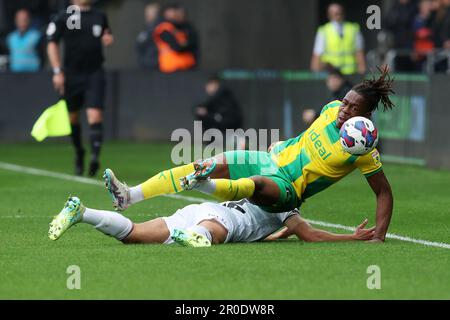 Swansea, Royaume-Uni. 08th mai 2023. Brandon Thomas-Asante de West Bromwich Albion tombe au-dessus de Joel Latibeaudière de Swansea. Match de championnat EFL Skybet, Swansea City v West Bromwich Albion au stade Swansea.com à Swansea, pays de Galles, le lundi 8th mai 2023. Cette image ne peut être utilisée qu'à des fins éditoriales. Utilisation éditoriale uniquement, licence requise pour une utilisation commerciale. Aucune utilisation dans les Paris, les jeux ou les publications d'un seul club/ligue/joueur. photo par Andrew Orchard/Andrew Orchard sports photographie/Alamy Live News crédit: Andrew Orchard sports photographie/Alamy Live News Banque D'Images