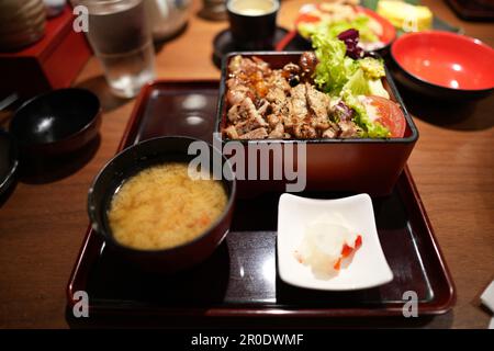 Un bol japonais servi sur une table en bois Banque D'Images