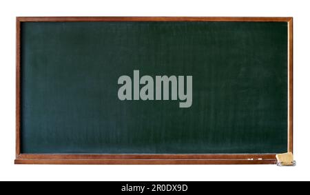 Tableau noir vierge vert avec cadre en bois, plateau à craie et gomme isolés sur fond blanc Banque D'Images