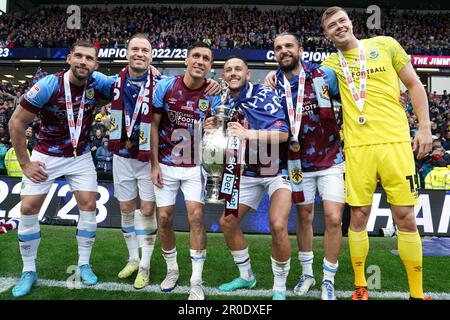 De gauche à droite, Burnley Charlie Taylor, Ashley Barnes, Jack Cork, Josh Brownhill, Jay Rodriguez et Bailey Peacock-Farrell célèbrent avec le trophée du championnat Sky Bet après le match du championnat Sky Bet à Turf Moor, Burnley. Date de la photo: Lundi 8 mai 2023. Banque D'Images