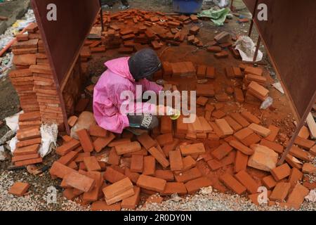 .08 mai,2023, Srinagar Kashmir, Inde : Un laboratoire effectue des travaux de rénovation dans le centre-ville de Lal Chowk, région de Srinagar. Une réunion des délégués de G20 nations se tiendra à Srinagar du 22 au 24 mai. Sur 08 mai 2023 au Cachemire de Srinagar, Inde. (Photo du Groupe de Firdous Nazir/Eyepix). Banque D'Images