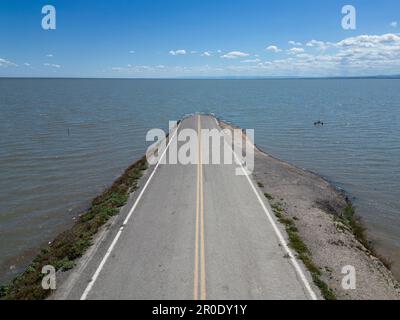 La fin de la route dans la vallée centrale de Californie est inondée par le lac Tulare Banque D'Images