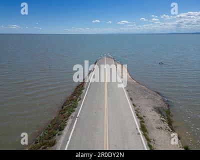 La fin de la route dans la vallée centrale de Californie est inondée par le lac Tulare Banque D'Images