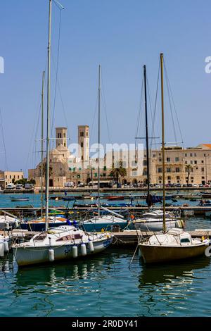 La vieille cathédrale est fascinante, surplombant le port de Molfetta - Puglia, Italie Banque D'Images