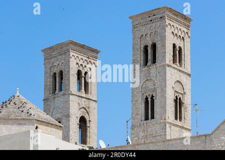 La vieille cathédrale est fascinante, surplombant le port de Molfetta - Puglia, Italie Banque D'Images