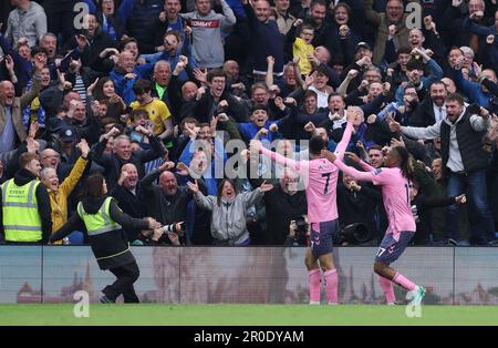 Brighton et Hove, Royaume-Uni. 8th mai 2023. Dwight McNeil d'Everton et Alex Iwhi d'Everton fêtent après que Jason Steele de Brighton et Hove Albion ont fait un but pour le faire 3-0 lors du match de la Premier League au stade AMEX, Brighton et Hove. Crédit photo à lire: Paul Terry/Sportimage crédit: Sportimage Ltd/Alay Live News Banque D'Images