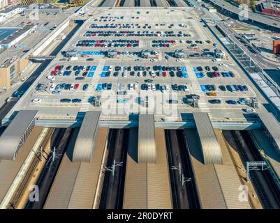 Grand parking sur le toit de la gare centrale de Cracovie, Pologne. Plates-formes couvertes, traction électrique, voitures et ascenseurs jusqu'aux plates-formes et Banque D'Images