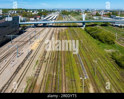 Krakow Plaszow grande gare en Pologne. Pont suspendu par câble pour tramways, bicyclettes et piétons. Nombreuses chenilles et spu neuves et anciennes Banque D'Images