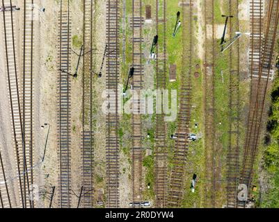 Voies ferrées anciennes et nouvelles, actives et détruites. Certains sur le gravier avec des traverses de chemin de fer en béton, certains rouillés sur du bois ou des traverses manquantes. Trac. Électrique Banque D'Images