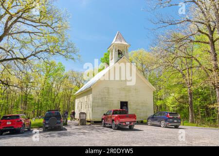 CADES Cove, Tennessee, États-Unis – 24 avril 2023 : photo horizontale de touristes visitant l'église baptiste primitive de Cades Cove, Tennessee en t. Banque D'Images