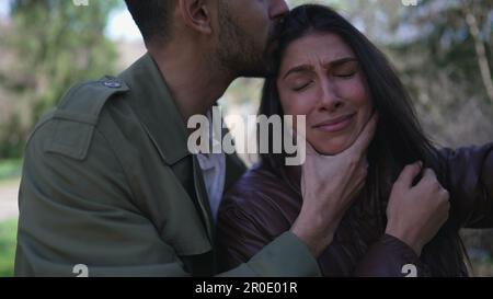 Partenaire masculin compatissant ayant de l'empathie pour la petite amie en deuil. Un homme arabe du Moyen-Orient montrant l'amour et la compassion pour la femme souffrant Banque D'Images