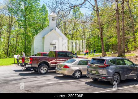 CADES Cove, Tennessee, États-Unis – 24 avril 2023 : photo horizontale des visiteurs de l'église baptiste Missionnaire de Cades Cove, dans l'anse Cades, dans le GR Banque D'Images