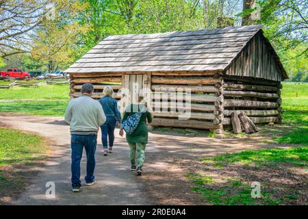 CADES Cove, Tennessee, États-Unis – 24 avril 2023 : photo horizontale des visiteurs qui visitent une cabine faite à la main à Cades Cove dans le cadre du protocole d'entente sur les Grands Smoky Banque D'Images