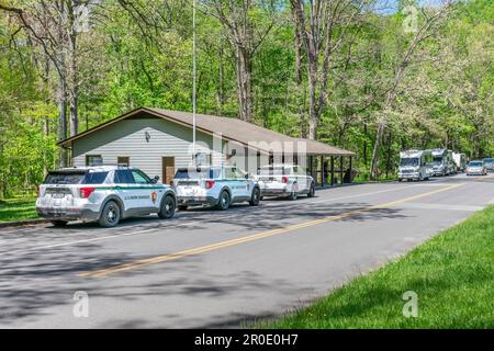 CADES Cove, Tennessee, États-Unis – 24 avril 2023 : prise de vue horizontale d'une station de garde occupée au terrain du camp de Cades Cove dans le SMNP. Banque D'Images