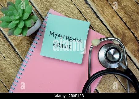 Concept de myasthenia Gravis écrire sur les notes adhésives isolées sur la table en bois. Banque D'Images