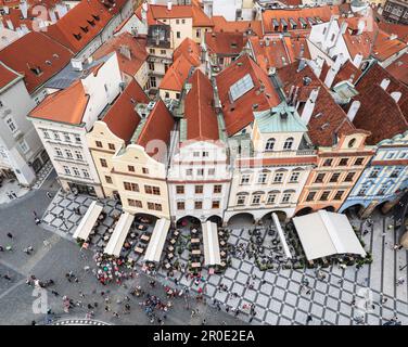 PRAGUE, RÉPUBLIQUE TCHÈQUE - 24 AOÛT 2022 : vue aérienne d'une vieille ville bondée de Prague, capitale de la République tchèque. Banque D'Images