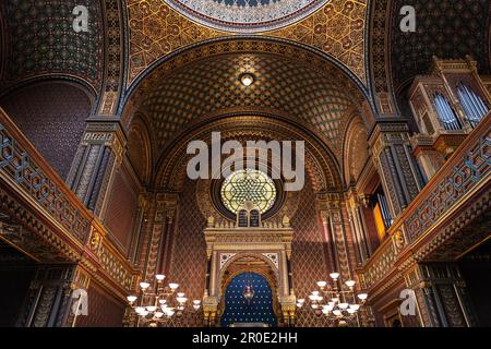 Torah Ark et Bema à la Synagogue espagnole de Prague, construite dans le style mauresque (vers 1837). Banque D'Images