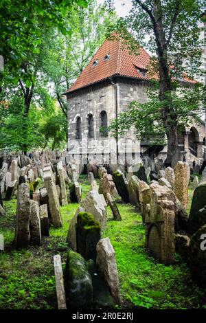 Pierres tombales dans un ancien cimetière juif du quartier de Josefov à Prague, capitale de la République tchèque. Banque D'Images
