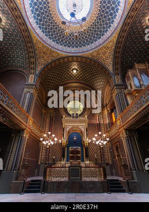 Torah Ark et Bema à la Synagogue espagnole de Prague, construite dans le style mauresque (vers 1837). Banque D'Images