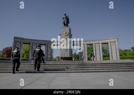 Berlin, Allemagne. 08th mai 2023. Les visiteurs rendent hommage au Mémorial de la guerre soviétique dans le parc Tiergarten de Berlin, commémorant les 80 000 soldats soviétiques morts pendant la bataille de Berlin en 1945. Aujourd'hui marque le 78th anniversaire de la fin de la Seconde Guerre mondiale et de la libération du régime nazi. (Photo de Michael Kuenne/PRESSCOV/Sipa USA) crédit: SIPA USA/Alay Live News Banque D'Images