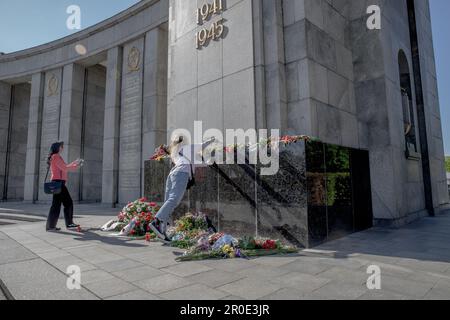 Berlin, Allemagne. 08th mai 2023. Les visiteurs rendent hommage au Mémorial de la guerre soviétique dans le parc Tiergarten de Berlin, commémorant les 80 000 soldats soviétiques morts pendant la bataille de Berlin en 1945. Aujourd'hui marque le 78th anniversaire de la fin de la Seconde Guerre mondiale et de la libération du régime nazi. (Photo de Michael Kuenne/PRESSCOV/Sipa USA) crédit: SIPA USA/Alay Live News Banque D'Images