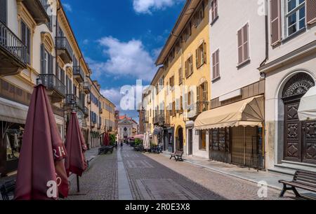 BRA, Cuneo, Piémont, Italie - 09 mai 2023: Via Cavour, rue piétonne centrale avec l'église de San Rocco en arrière-plan Banque D'Images