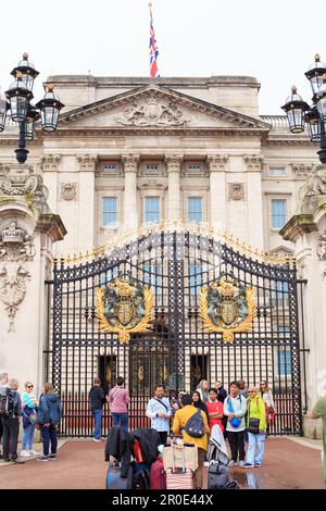 Buckingham Palace, Londres, mai 2023. Les touristes posant pour une photo à l'extérieur des portes du palais, le lendemain du Kings Coronation. De nombreux touristes visitent le Banque D'Images