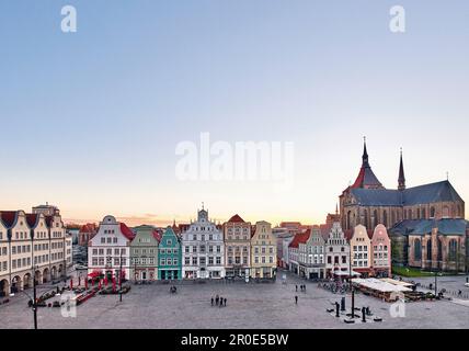 Maison colorée à pignons sur Neuen Markt, Rostock, Allemagne Banque D'Images