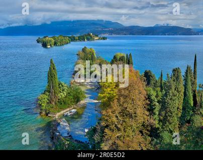 San Felice del Benaco, avec Isola del Garda en arrière-plan, Lac de Garde, Italie Banque D'Images