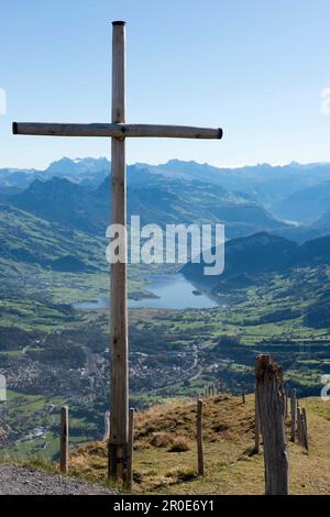 Une croix sur le sommet du Mont Rigi avec le lac de Lucerne et les Alpes de Glaris en arrière-plan, Lucerne, Suisse Banque D'Images