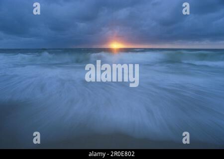 Vue sur la mer au coucher du soleil avec vague de rupture, Storm, mer du Nord, Sylt, Allemagne Banque D'Images