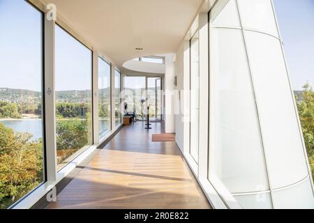 Gare du musée ARP Rolandseck, passage entre le tour de l'ascenseur et le nouveau bâtiment, Rhénanie-Palatinat, Allemagne Banque D'Images