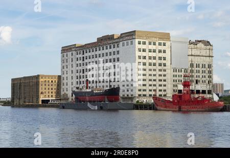 SS Robin et Trinity lightship suivant pour les Objectifs du Millénaire pour Mills à Silvertown Banque D'Images